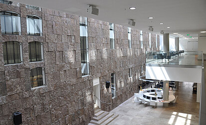 Blick auf die Domfassade mit Maulbronner Sandstein