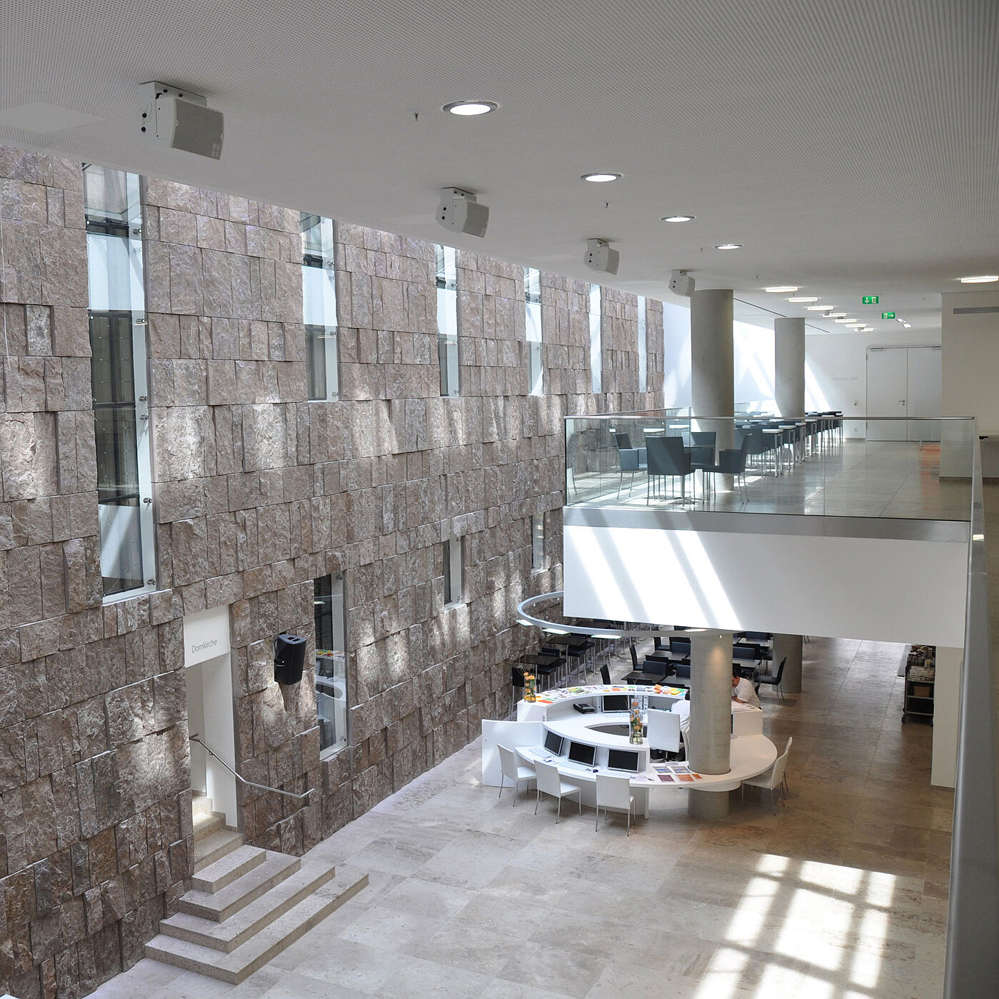 Blick auf die Domfassade mit Maulbronner Sandstein